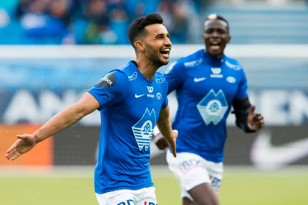 Etzaz Hussain playing football for Molde FK.
