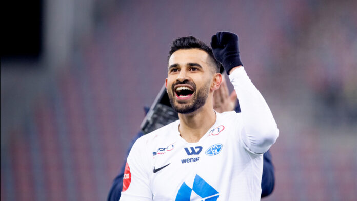 etzaz-hussain-pakistan-thumbnail Etzaz Hussain in Pakistan football kit.