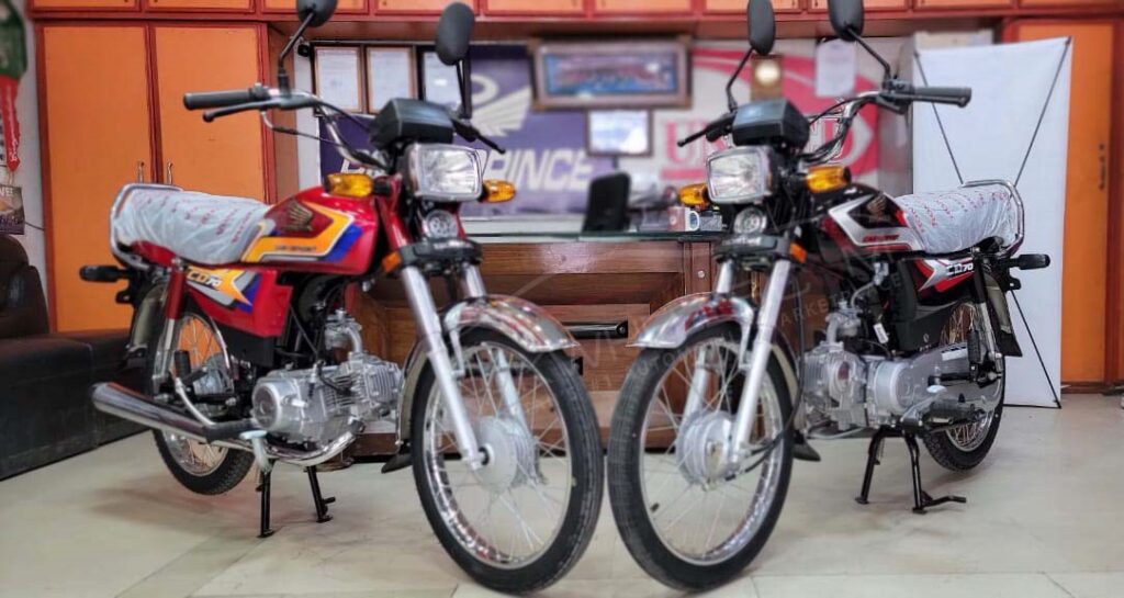 Honda CD 70 motorcycle in a showroom.