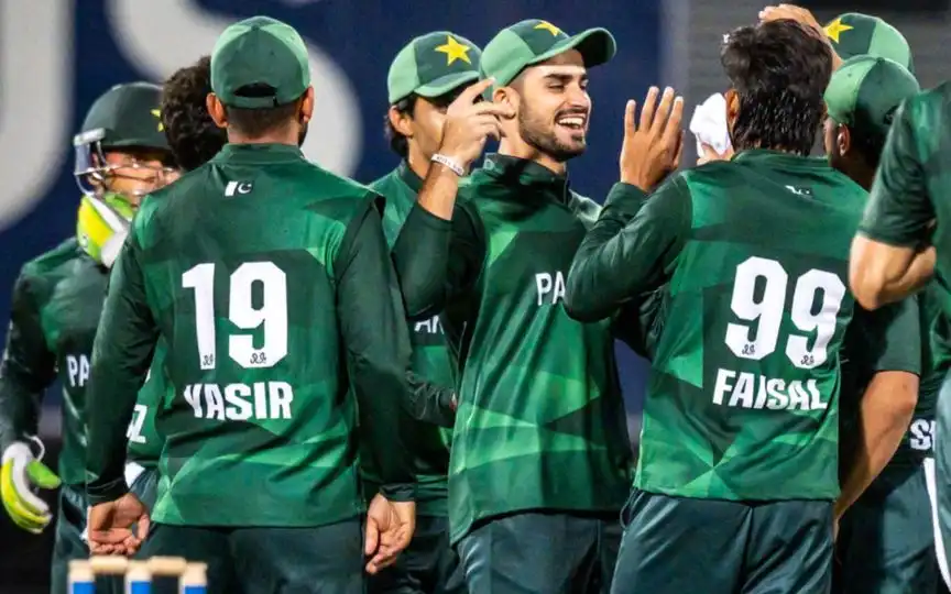 Pakistan Shaheens players on the field in Darwin.