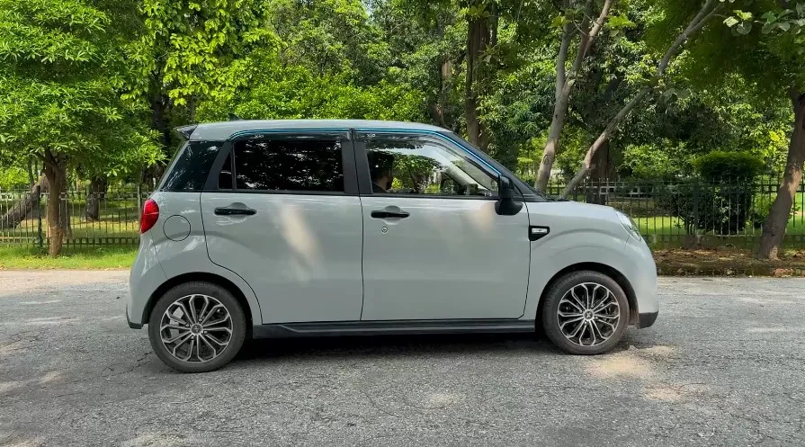 Inverex Xio EV side view on road