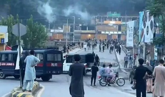 Protesters blocking Neelum Valley highway in Azad Kashmir
