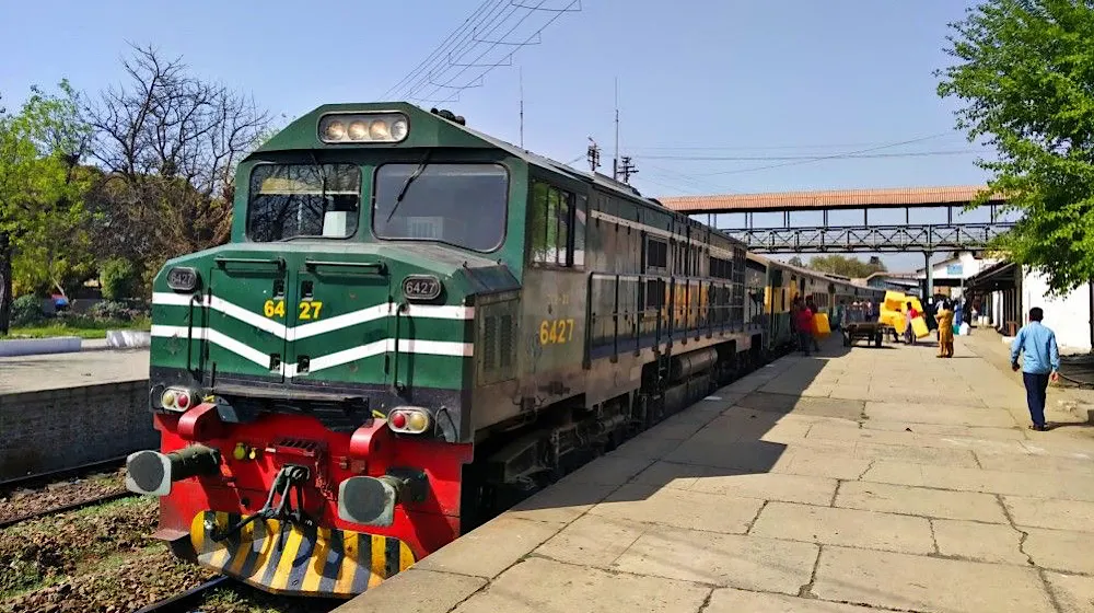 Pakistan Railways Delays Key Trains from Lahore Due to Dense Fog