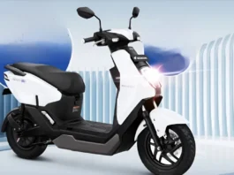 Honda ICON e: electric scooter on road in Pakistan city