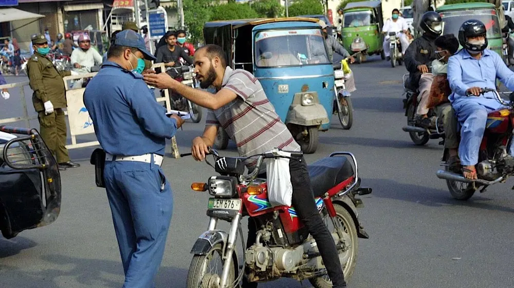 Islamabad Traffic Police Steps Up Efforts on Motorcycle Lane Rules