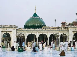 Exterior view of Data Darbar shrine in Lahore